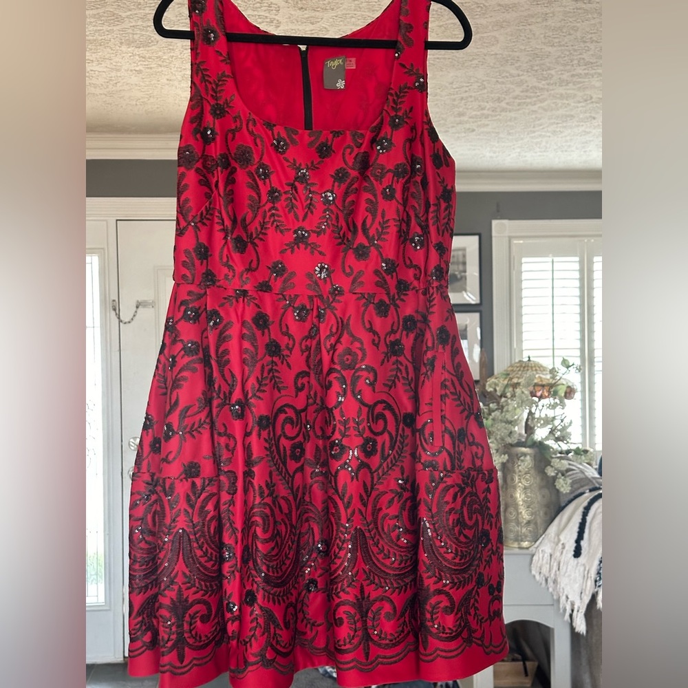 It’s a size 16 but fits like a 14 and it has pockets and worn only one time